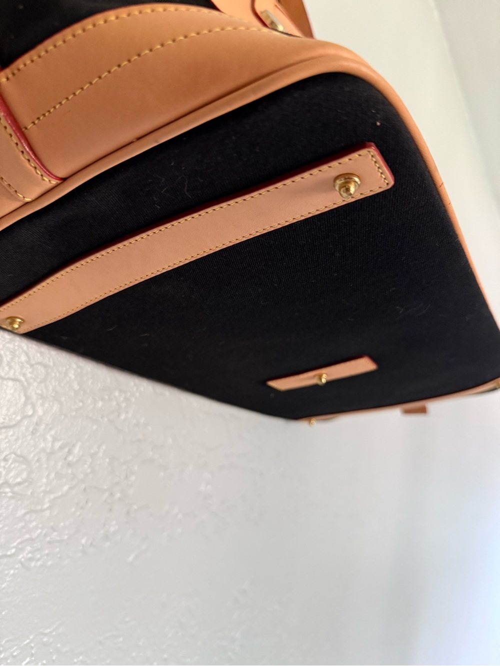 Like New Dooney and Bourke Classic Black and Tan Leather Women's Weekend Bag - Picture 5 of 12
